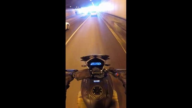 как ведет себя Bajaj Dominar 400 в пробках смотреть онлайн