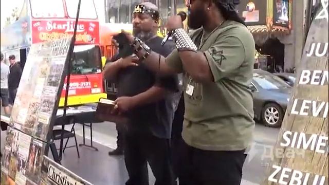 Целуют ноги и встают на колени смотреть онлайн