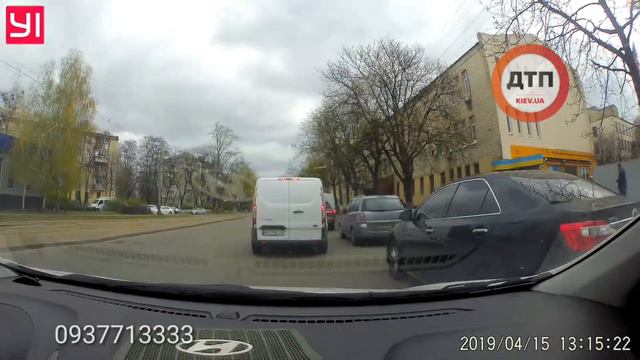 Мажорский беспредел в Киеве; на Дегтяревской водитель ВАЗ поехал налево по встречке Куда смотрит Б смотреть онлайн