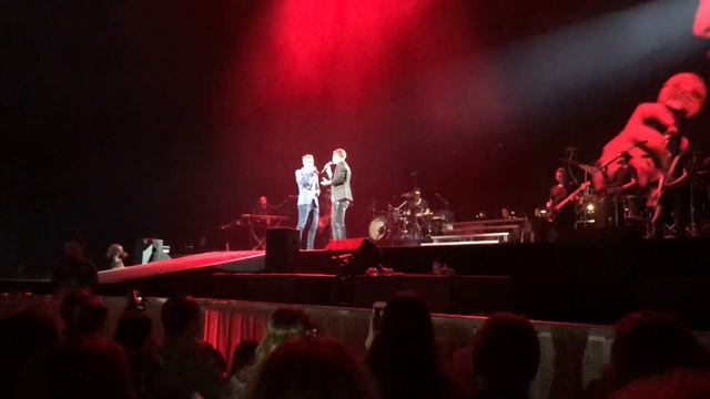 Niels Destadsbader en Sarah Bettens “je bent me” live in het sportpaleis смотреть онлайн