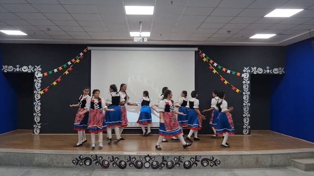 German folk dance || WINEE || SCHOOL смотреть онлайн