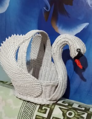 ЛЕБЕДЬ С ФАНЕРНЫМ ДНОМ 1ЧАСТЬ (из газетных трубочек)