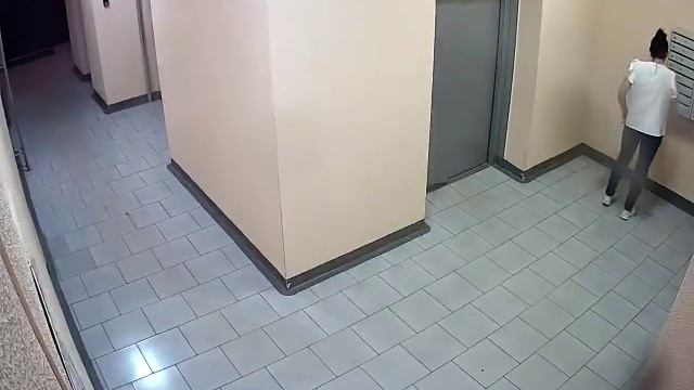 Женщина у почтовых ящиков смотреть онлайн
