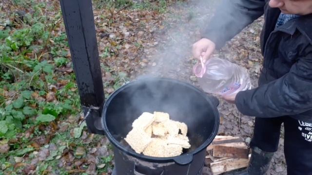 Вкусно и дёшево. Ролтон с котлетами в казане. смотреть онлайн