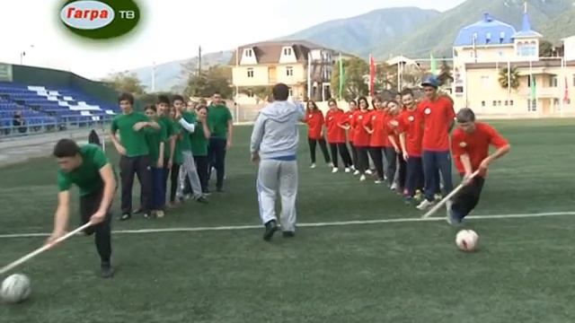 Веселые спортивные соревнования состоялись между учениками и их родителями в Гагрской сш №1 смотреть онлайн