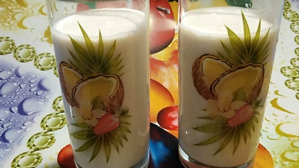 Вкусный охлаждающий напиток. Густой коктейль из мороженого и банана смотреть онлайн