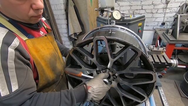 Автомобильный диск Brabus и гриндер в помощь ремонту.