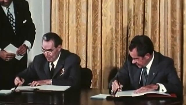 Леонид Брежнев и Ричард Никсон шутят смотреть онлайн