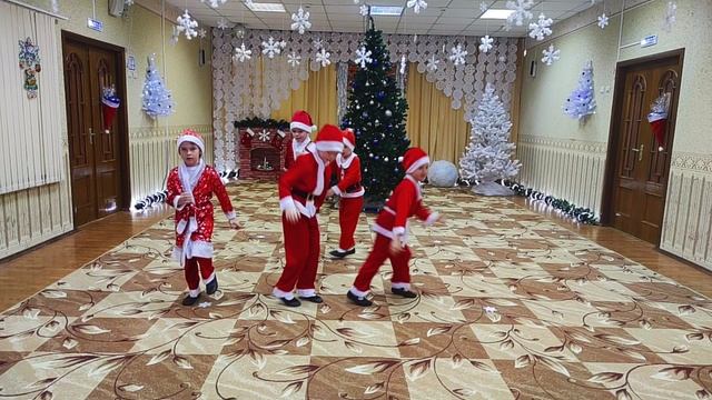 Танец Санта-Клаусов Подготовительная группа
Танец Jingle Bells подготовительная группа детского сада смотреть онлайн
