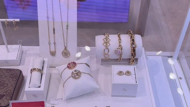 Обзор магазина GUESS. Терминал 21, Паттайя, Тайланд, 2023 смотреть онлайн