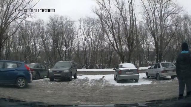 Дама на матизе задела вывернутое колесо припаркованного кашкая смотреть онлайн