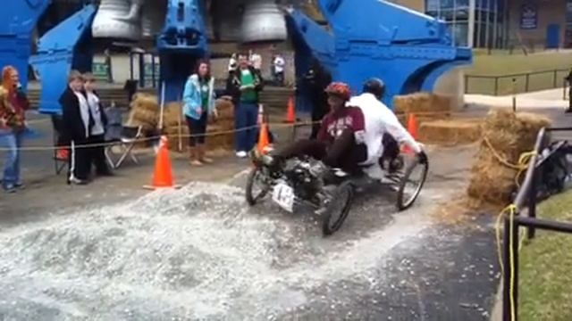 Great Moonbuggy Race 2011 -- Obstacle Slowdown смотреть онлайн