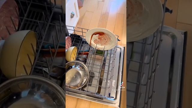 Debate settled right here: do we pre/rinse our dishes before going into the dishwasher or no? смотреть онлайн