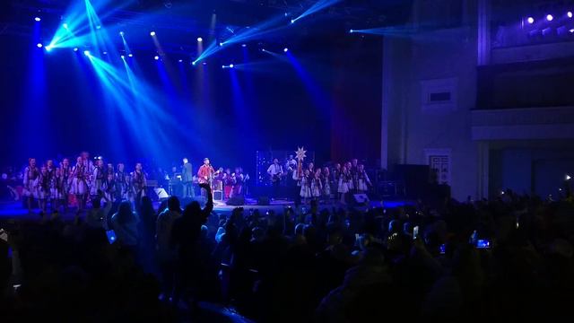 Олег Скрипка та оркестр НАОНІ. Хай несе мене ріка. Концерт 14 01 23 1 смотреть онлайн