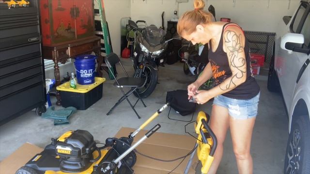 New DeWalt battery operated lawnmower unboxing and first use смотреть онлайн