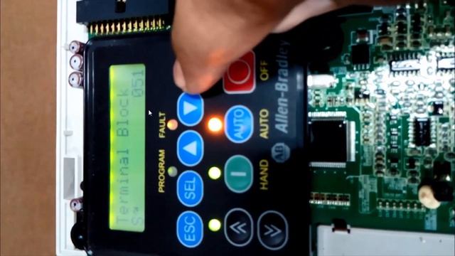 PowerFlex 400 Variable Frequency Drive (Digital Input AUX-Clear Fault) смотреть онлайн