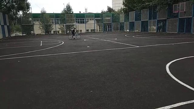 Мальчик, 12 лет, учится кататься на велосипеде с тренером. смотреть онлайн