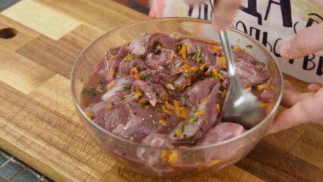 Тушеная ОЛЕНИНА в цитрусовом маринаде, с соусом из брусники и отварным картофелем. Рецепт. смотреть онлайн
