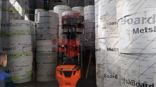 Вилочный погрузчик Doosan с захватом для рулонов на предприятии целлюлозно-бумажной промышленности смотреть онлайн