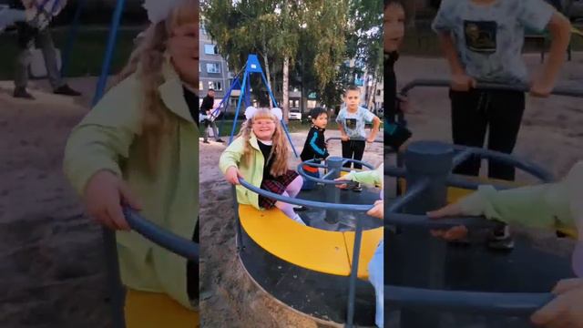 открыли новую детскую - спортивную площадки и отпраздновали День Соседей на ул. Зорге, 229.