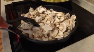 Нежнейшее филе утки, жареное с грибами и луком.