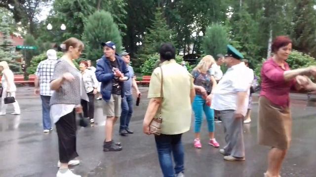 Ай лав ю - три волшебных слова!!! Танцы в парке Горького!!! Харьков Май 2021 смотреть онлайн