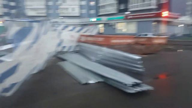 Метро Улица академика янгеля на парковке у метро пострадали машины из за сильного ветра смотреть онлайн