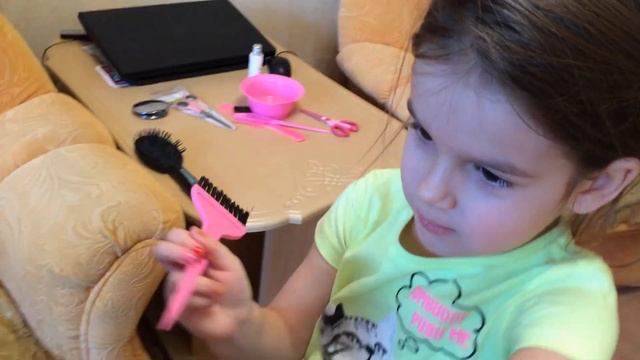 Ребенок отрезал маме волосы/Малышка подстригла и красит маму/The child cut his mother's hair смотреть онлайн