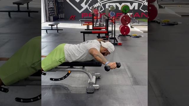 Лёжа животом на лавке разводить руки с гантелями в стороны под углом 45 гр. смотреть онлайн