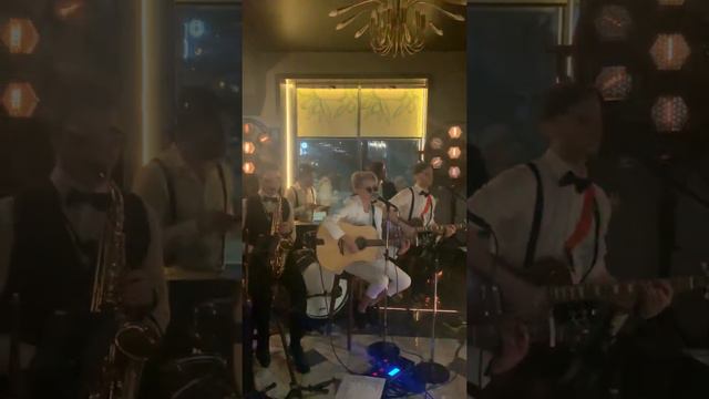 ПЛАЧУ НА ТЕХНО (cover Cream Soda). Кавер группа Royal band. Vlada Chuprova live band смотреть онлайн