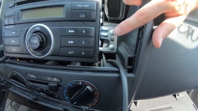 Nissan Versa & Tiida 2007-2011 Stereo Radio Removal Tutorial смотреть онлайн