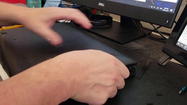 Disassemble Asus X751L Laptop to Replace the Battery and Harddrive смотреть онлайн