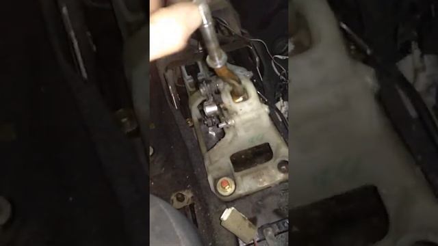 Ланцер 9. Устраняем люфт рычага скоростей. Часть 2