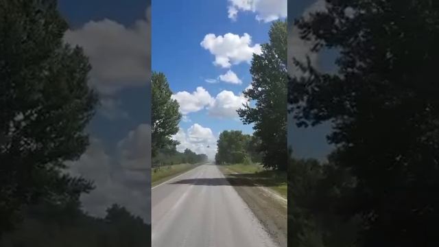 Боевой вертолет Ка-52 над колонной. смотреть онлайн