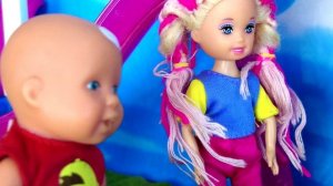 ОБМАНУЛИ И ПРОИГРАЛИ!? Друзья называются! Катя и Макс веселая семейка! Смешные куклы Барби