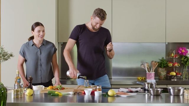 Saibling mit Couscous ?? Spitzensport trifft Spitzenküche | Anna Schilcher & Motion Cooking смотреть онлайн