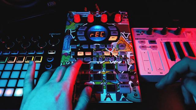 Making a Lo-Fi Beat + Roland SP404 + Novation Circuit + Quarantine Jam Day 4 + Microwaved Nachos смотреть онлайн