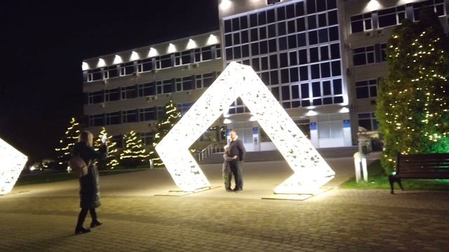 Новогодняя Анапа Видео Прогулка по Анапе. Возле Администрации 31.12.2022 #анапа #2023 смотреть онлайн