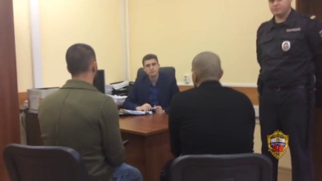 Оперативники задержали мужчину за инсценировку кражи сотового телефона смотреть онлайн