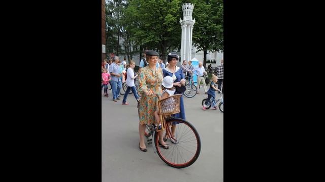 31 мая в Москве на территории ВДНХ состоялся пробег на исторических велосипедах 1880 - 1980-х годов смотреть онлайн
