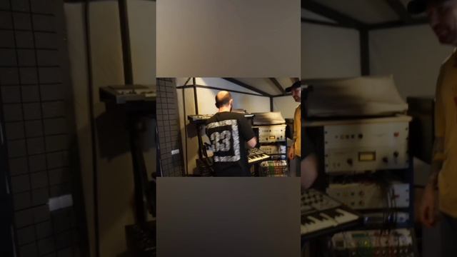 Как играть на двойном синтезаторе | Омар в Большом городе #shorts смотреть онлайн