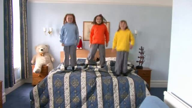 Five little monkeys bouncing on the bed смотреть онлайн
