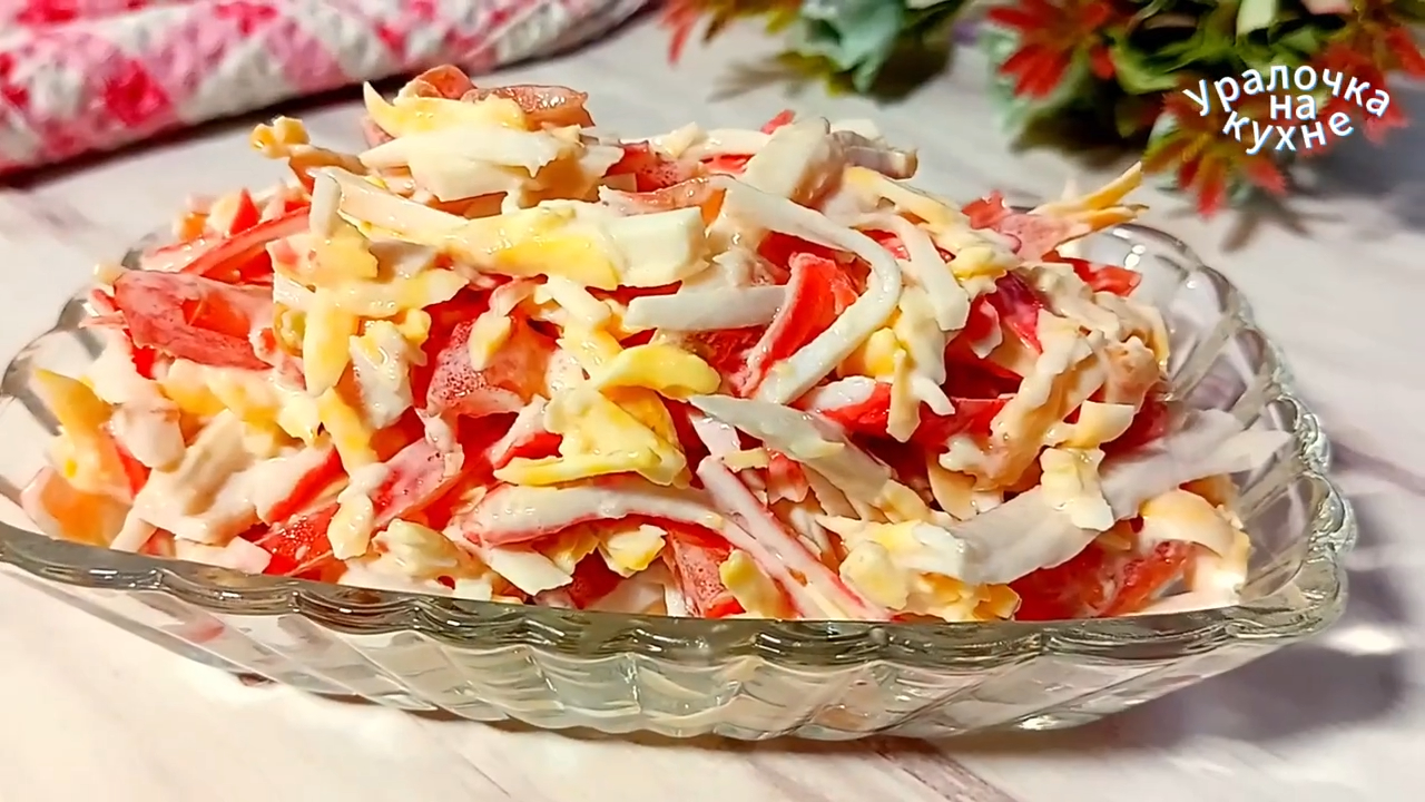 БЮДЖЕТНЫЙ крабовый салат из ТРЁХ ингредиентов! Как приготовить вкусный салат с крабовыми палочками смотреть онлайн