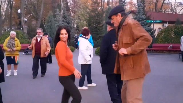 Я ДЛЯ ТЕБЯ ОДНОЙ ЖИВУ, ЛЮБОВЬ МОЯ! ТАНЦЫ В ПАРКЕ ГОРЬКОГО ХАРЬКОВ СЧАСТЛИВЫЕ ДНИ смотреть онлайн