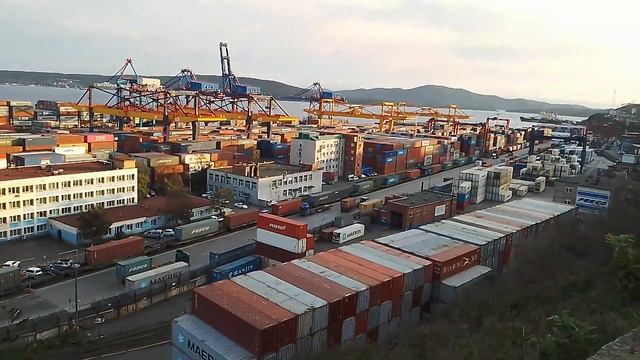 НА СОПКУ КРЕСТОВАЯ, ВИД С НЕЁ НА МОРПОРТ, АКВАТОРИЮ БУХТЫ ЗОЛОТОЙ РОГ смотреть онлайн