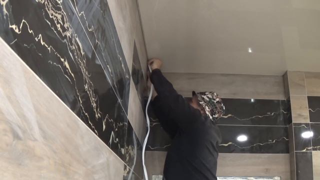 Как вставить вставку в натяжной потолок правильно? Сделать самому своими руками. смотреть онлайн