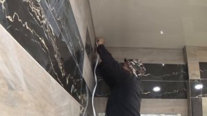 Как вставить вставку в натяжной потолок правильно? Сделать самому своими руками.