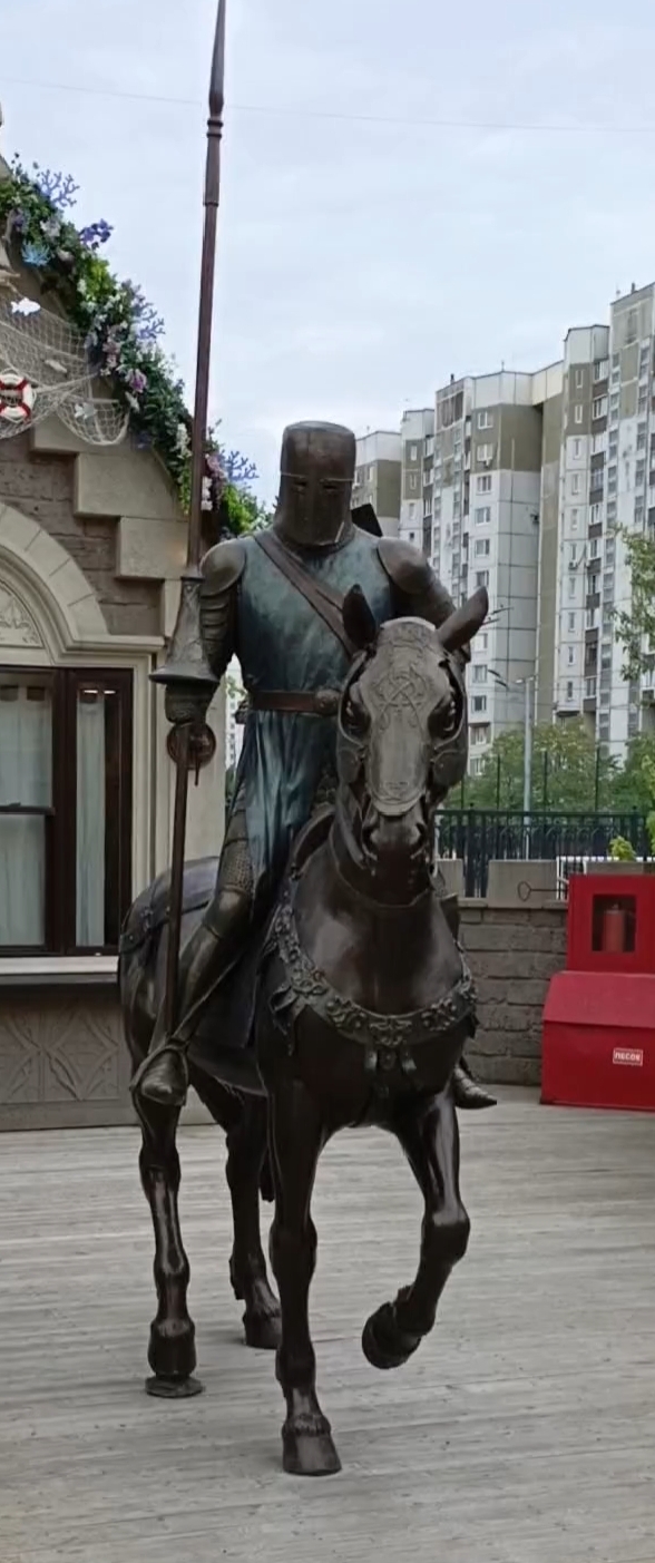 Чернь веселится и ликует,
Стараясь сделать селфи с ним,
С копьём в руке застыл навечно, смотреть онлайн