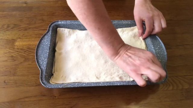 Так и хочется быстрее попробовать! Пирог из готового слоёного теста с яйцами и зелёным луком. смотреть онлайн