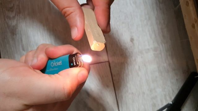 Устранить скол на ламинате